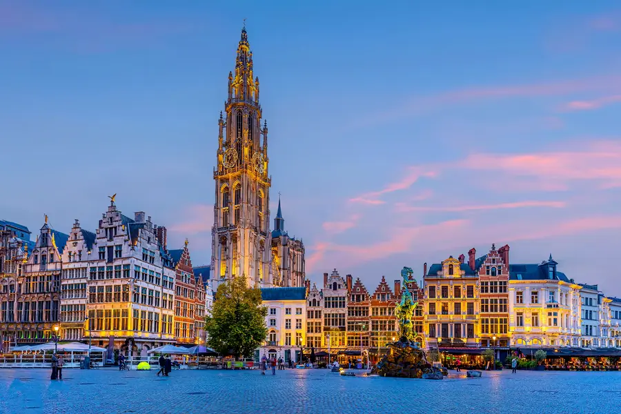 Anvers'te katedral ve rıhtım