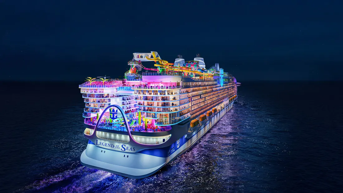 Gece denizde ışıklarıyla bir cruise gemisi