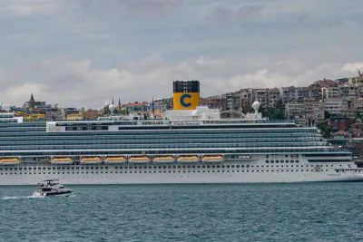 İstanbul Boğazı’nda seyreden bir kruvaziyer gemisi