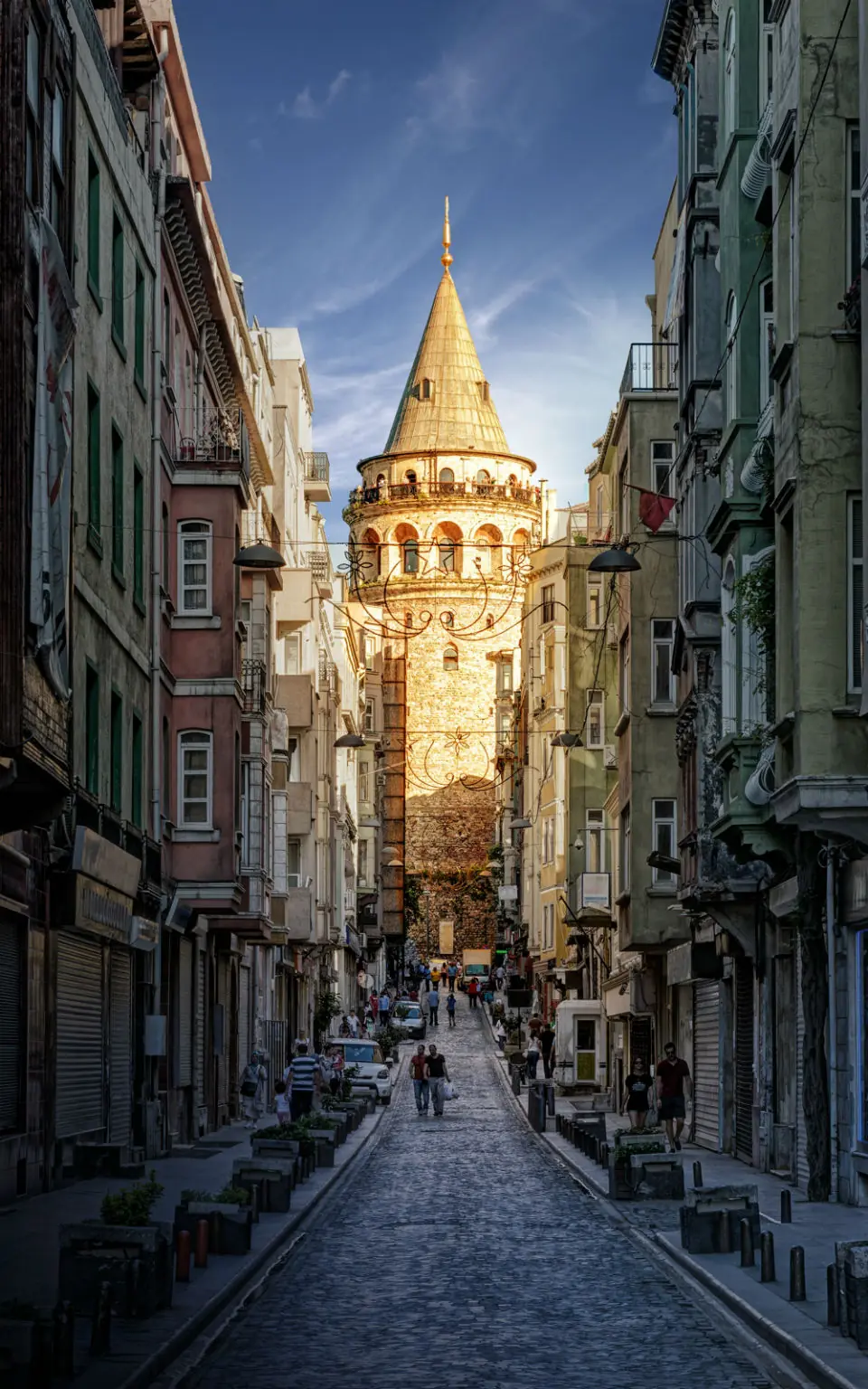 İstanbul’da Galata Kulesi’ne uzanan bir sokak