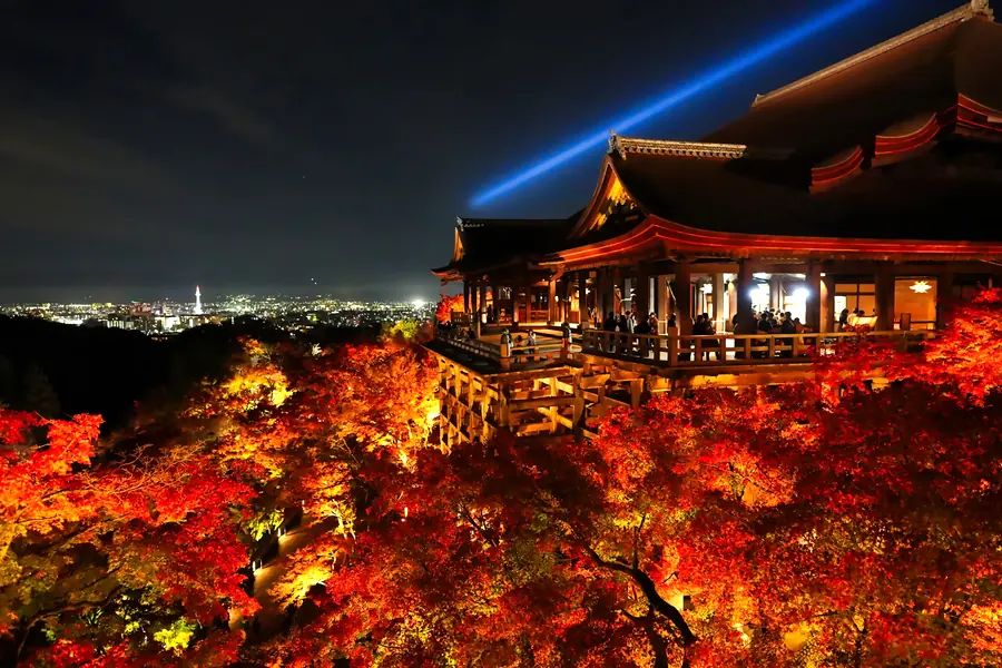 Kyoto'da sonbaharda Kiyomizu-dera tapınağı
