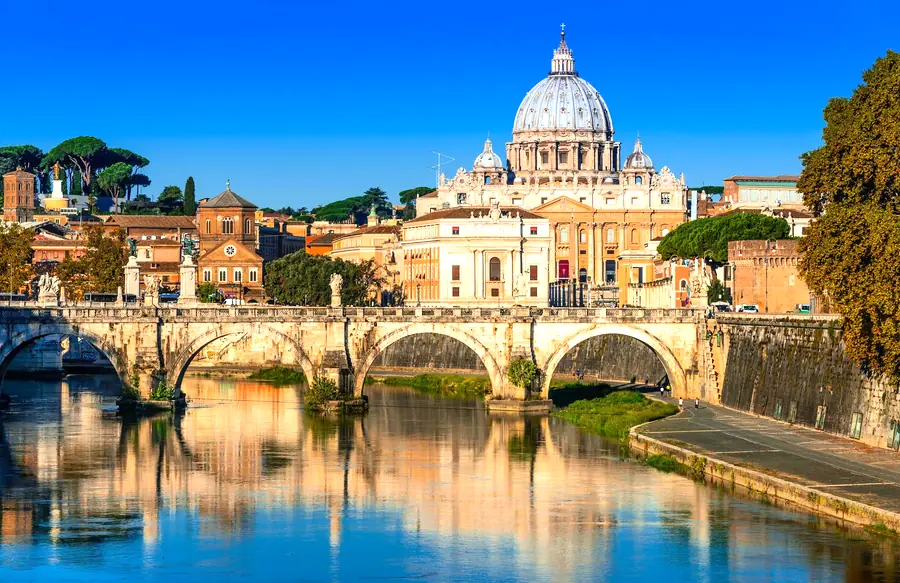 Roma'da Tiber nehri ve Aziz Petrus Bazilikası
